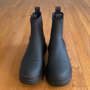 ZARA Men’s Chunky Sole Black Rubberized boot. Low Heel. Size: EU 44. US 10-10.5